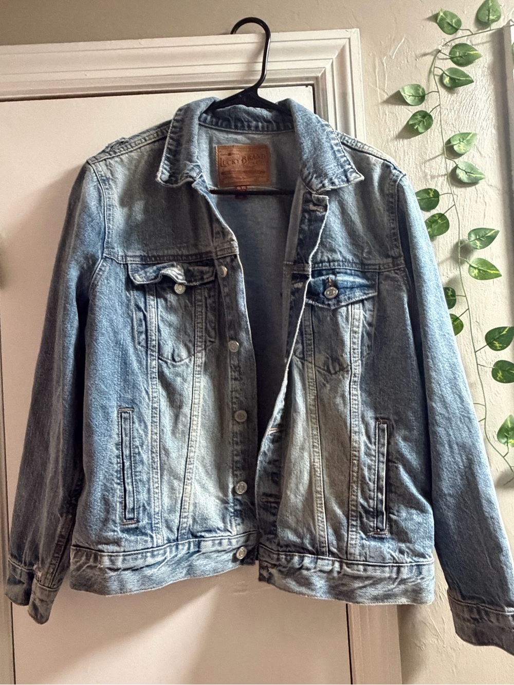 Lucky Brand Women’s XL Light Wash Denim Trucker Jacket Button Front Jean Jacket